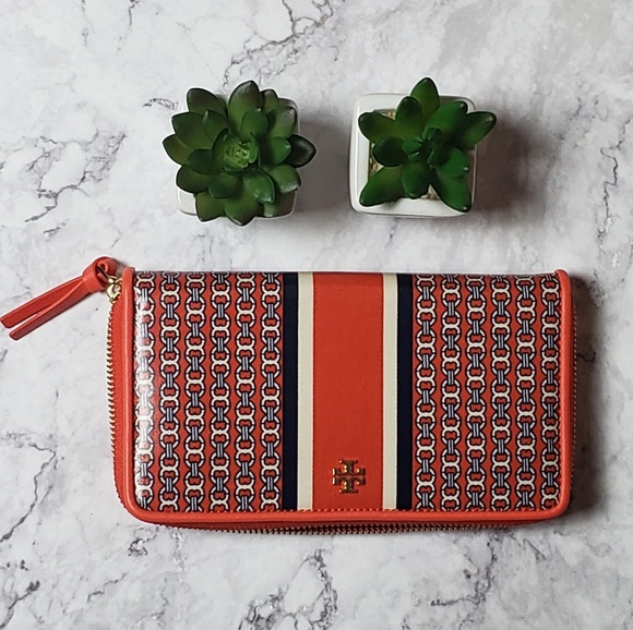 Tory Burch Handbags - Tory Burch Gemini Link Zip Continental Wallet NWT